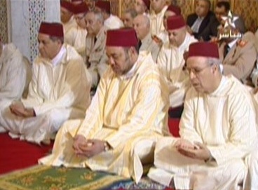 أمير المؤمنين يؤدي صلاة الجمعة بمسجد محمد السادس بمدينة وجدة